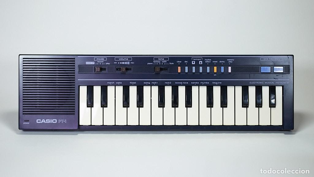 Instrumentos musicales: Antiguo mini teclado electr&oacute;nico CASIO PT-1 azul oscuro. En caja original con manual. 80s