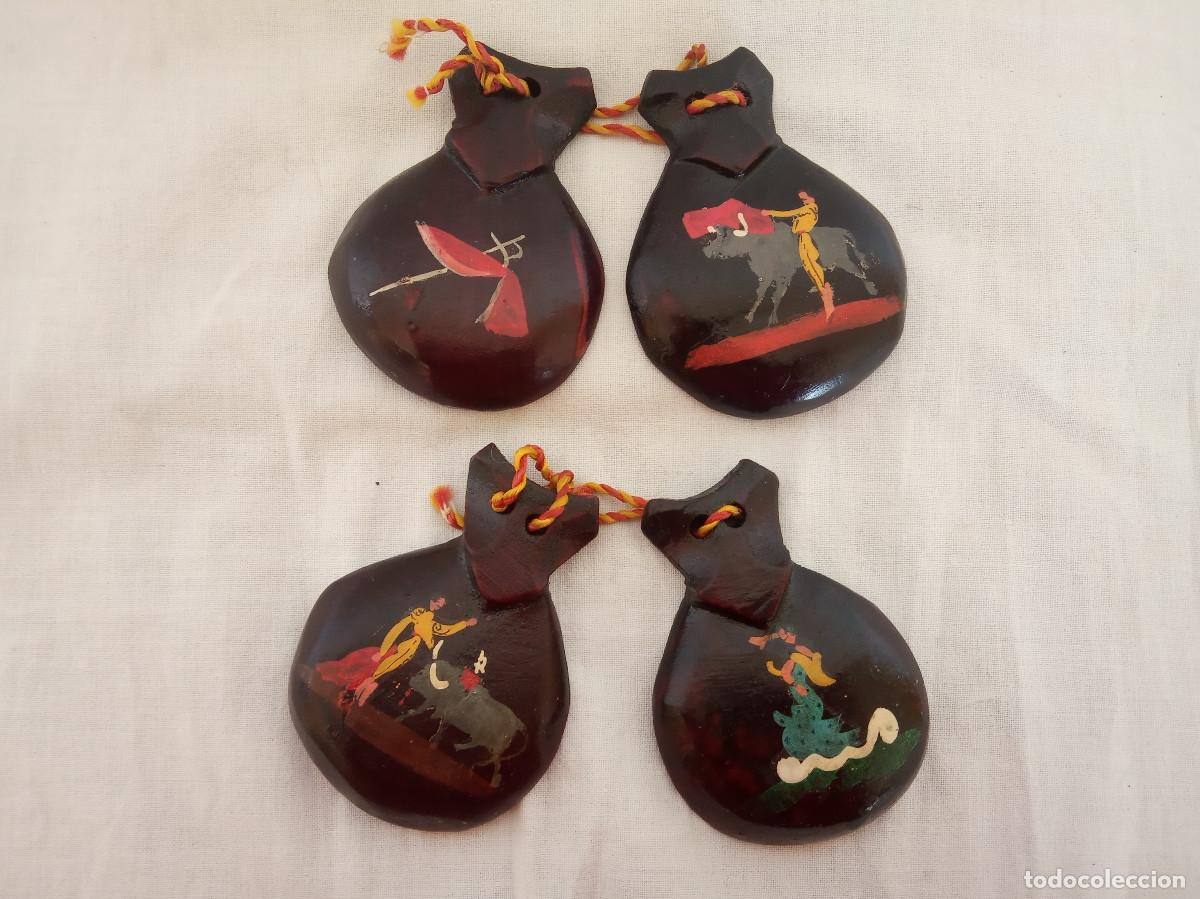 Instrumentos musicales: Antiguas Casta&ntilde;uelas Pintadas a Mano con Motivos de Baile Flamenco y Taurinos