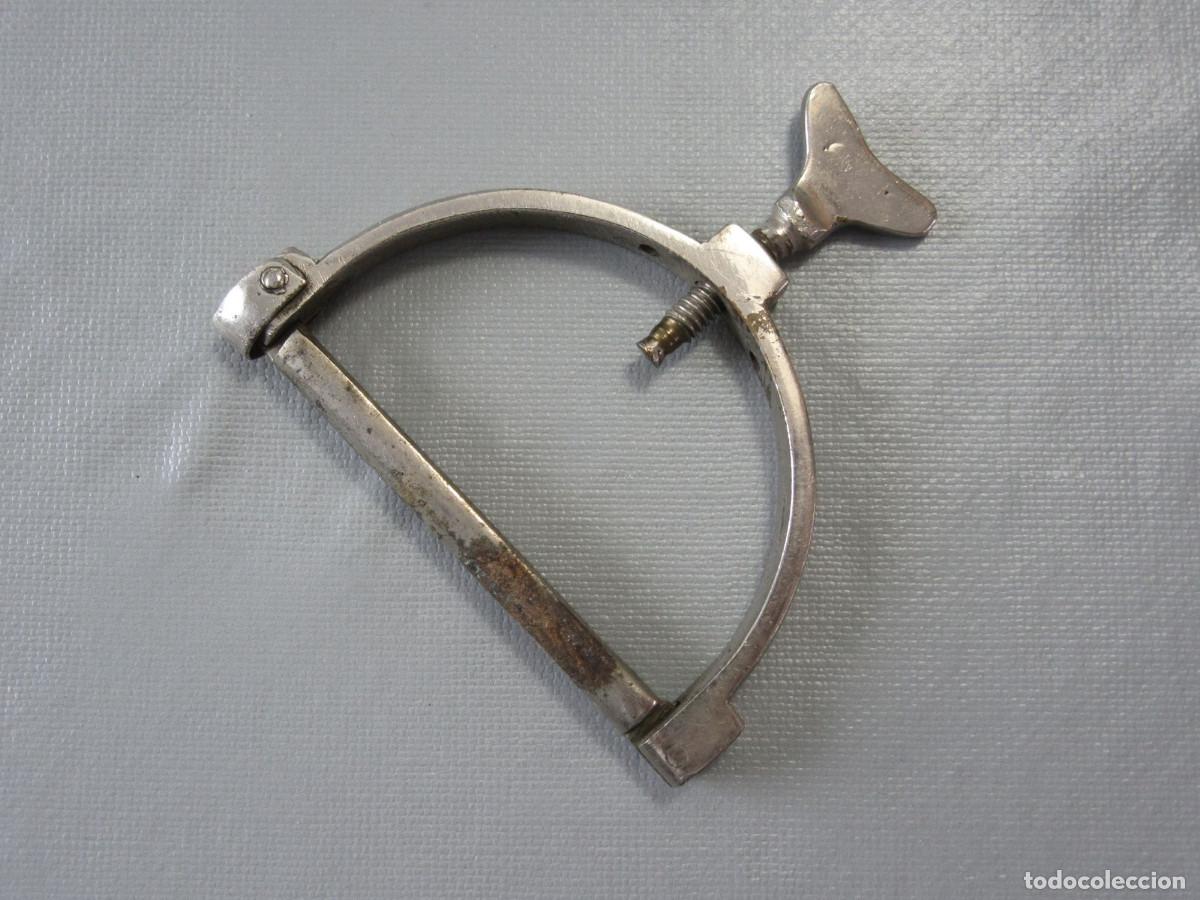 Instrumentos musicales: Cejilla de guitarra en lat&oacute;n niquelado. Principios del siglo XX.