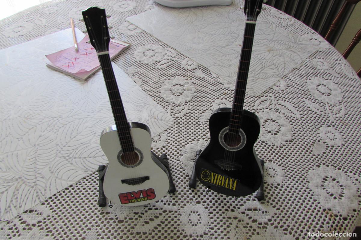 Instrumentos musicales: LOTE 2 GUITARRAS ACUSTICAS MADERA MINIATURA CON SOPORTE PEGATINAS ELVIS Y NIRVANA