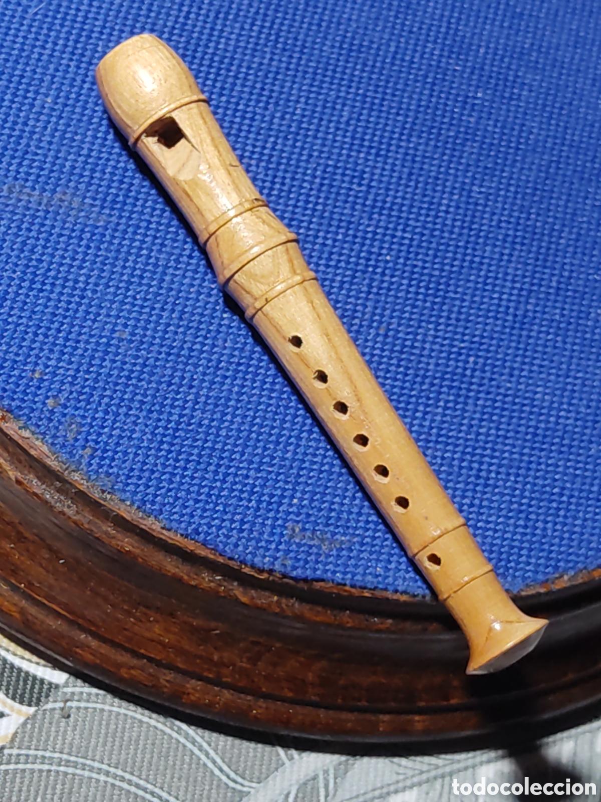 Instrumentos musicales: Peque&ntilde;a flauta de madera de haya hecha a mano.