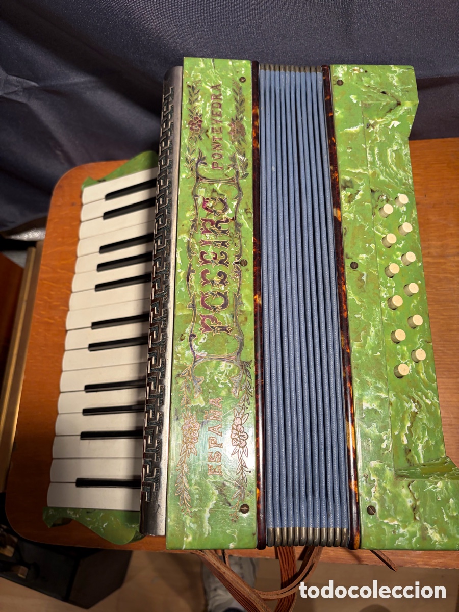 Instrumentos musicales: Antiguo Acorde&oacute;n marca POCEIRO, Pontevedra, Fabricado Espa&ntilde;a.