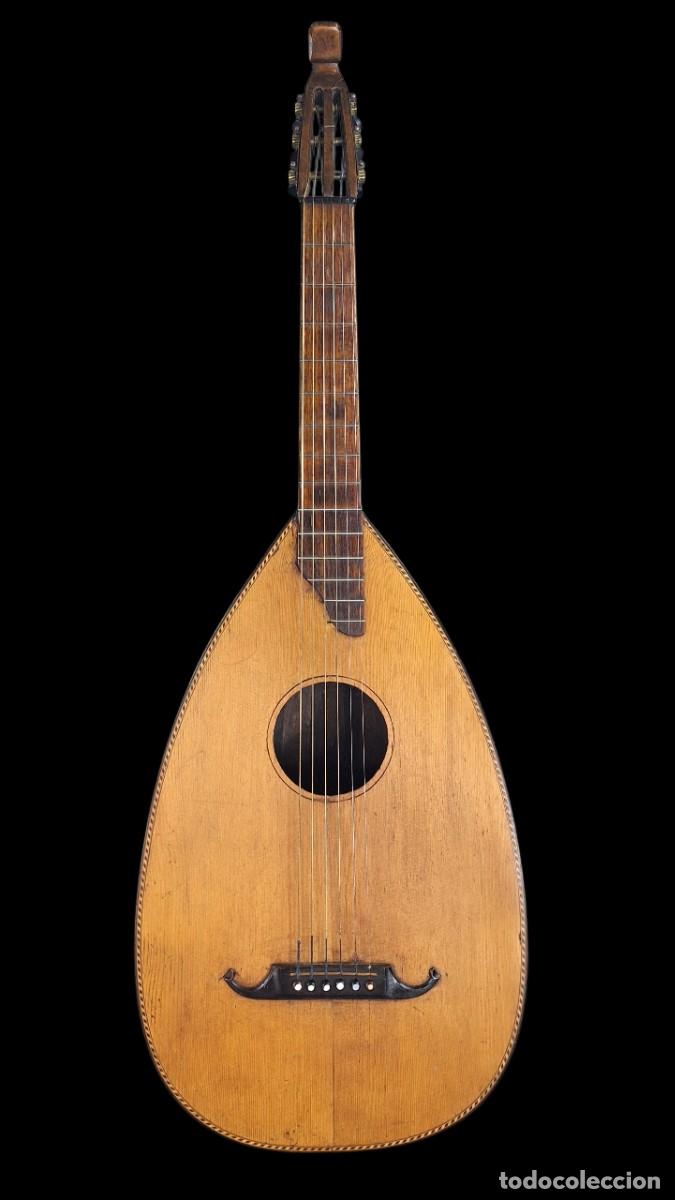 Instrumentos musicales: Laud guitarra. Arce, caoba. Alemania. Siglo XIX-XX. 93 cm x 31,5 x 12 cm.