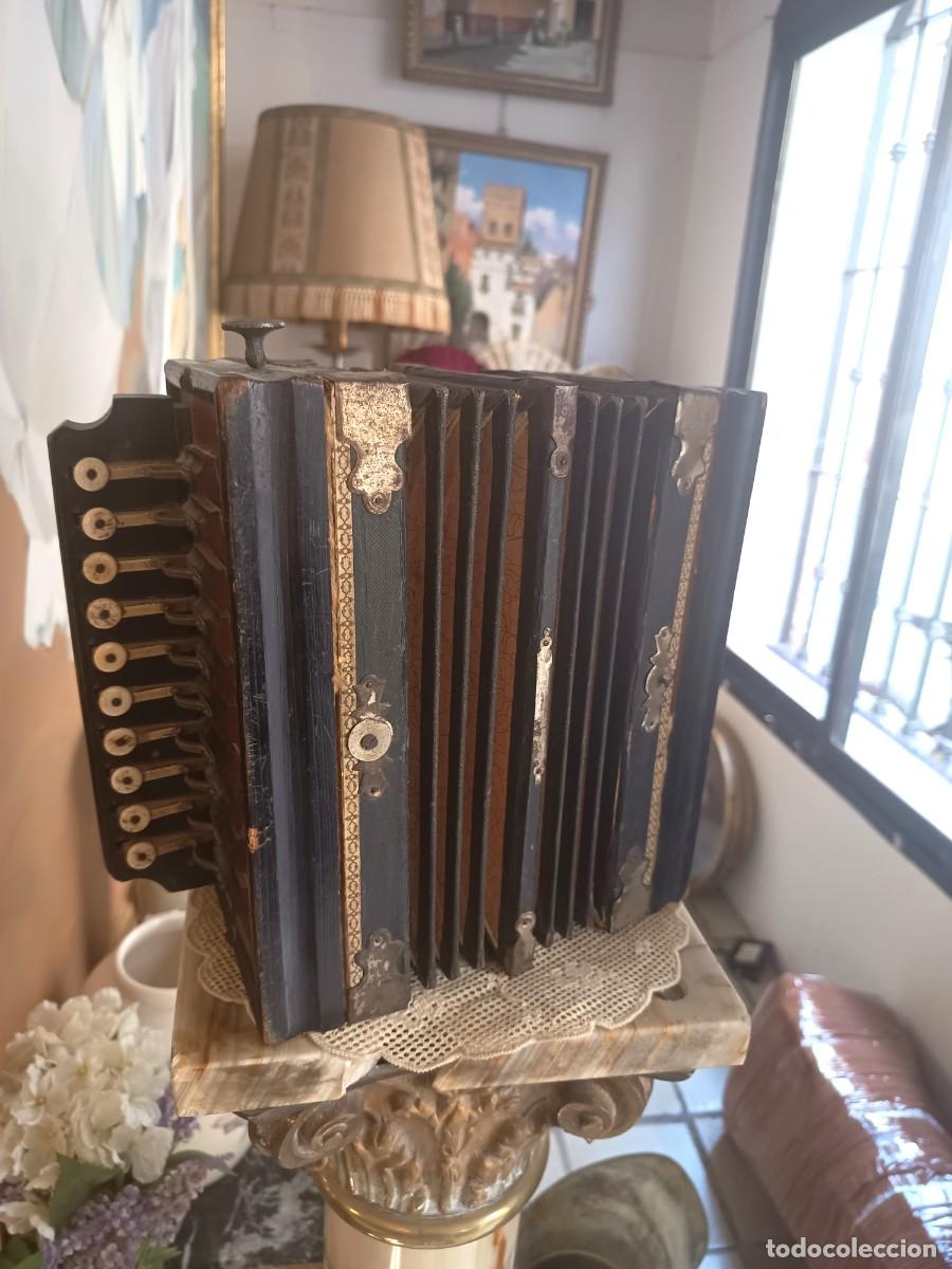 Instrumentos musicales: Acorde&oacute;n antiguo decorativo