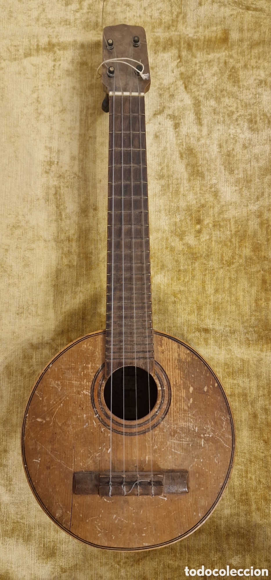Instrumentos musicales: Antiguo y curioso guitarr&oacute; o guitarrico o requinto de cuatro cuerdas y caja cil&iacute;ndrica.