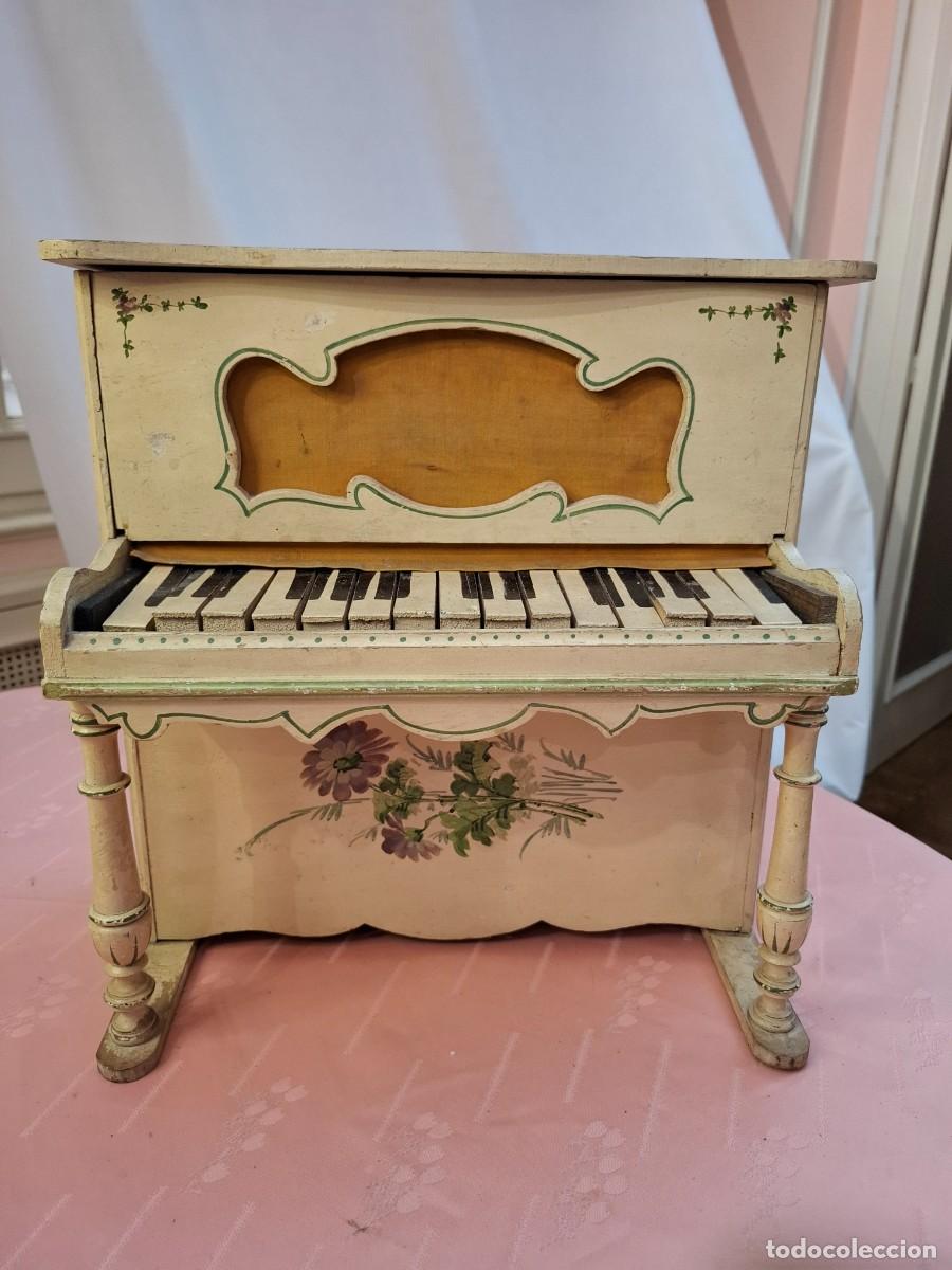 Musical instruments: PIANO DE EPOCA, DE JUGUETE, DE MADERA