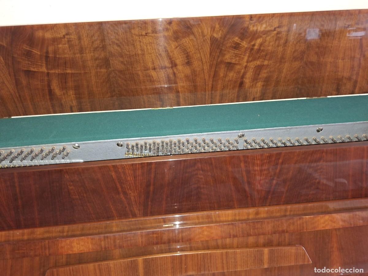 Instrumentos musicales: Piano vertical ETYDE de colecci&oacute;n &ndash; Elegancia cl&aacute;sica con acabado en nogal brillante