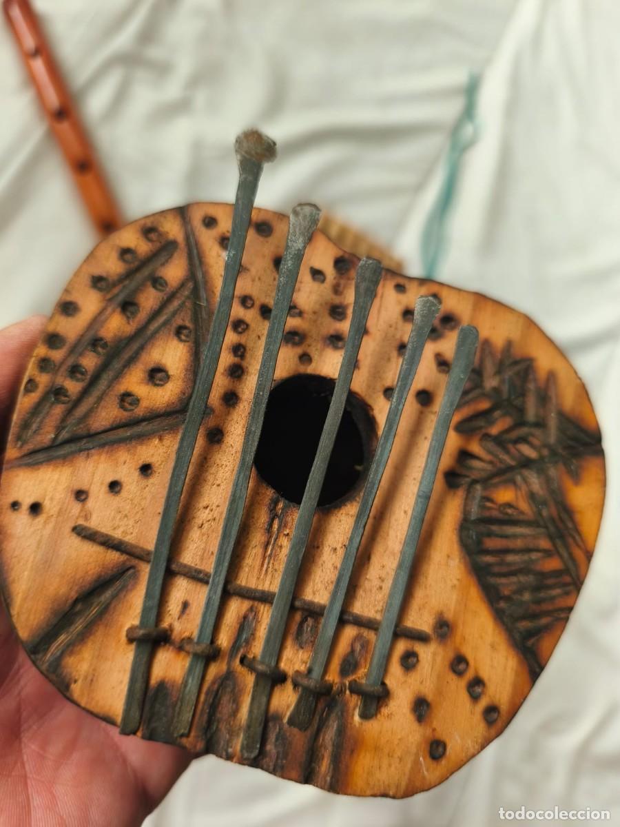 Musical instruments: Kalimba . tradicional. Mbira, sanza o piano de pulgar. Calabaza antigua original. Puas de cobre