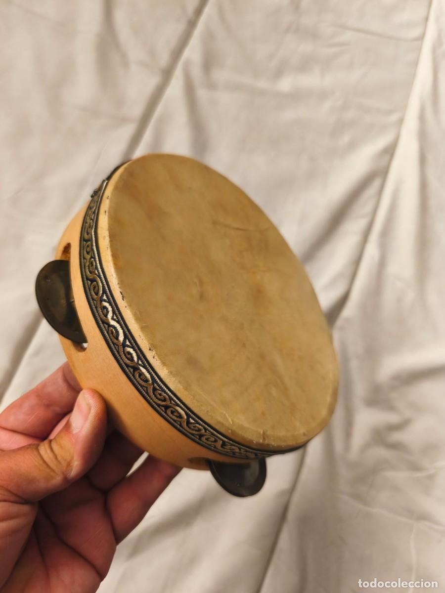 Musical instruments: Pandereta peque&ntilde;a tradicional con parche de piel natural. Original