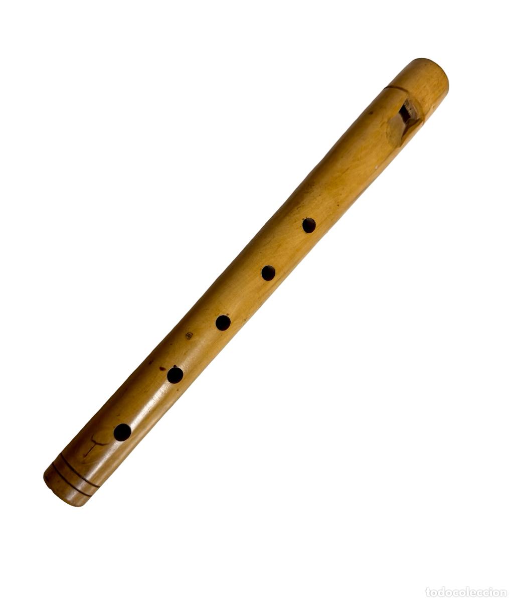 Instrumentos musicales: Antiguo flabiol cappl&agrave;. Catalunya.