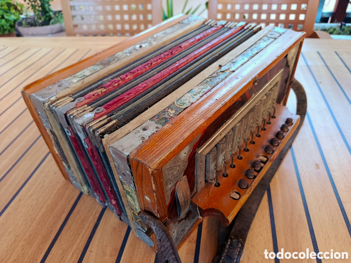 Instrumentos musicales: Antiguo acordeon diatonico Heinrich Suhr S.XIX
