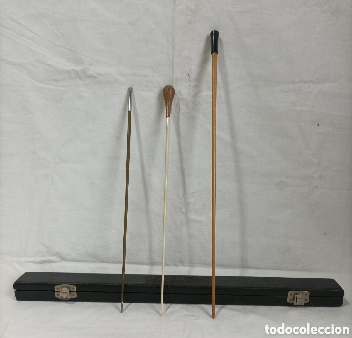 Instrumentos Musicais: Lote de 3 antiguas BATUTA de DIRECTOR DE ORQUESTA con estuche de &eacute;poca