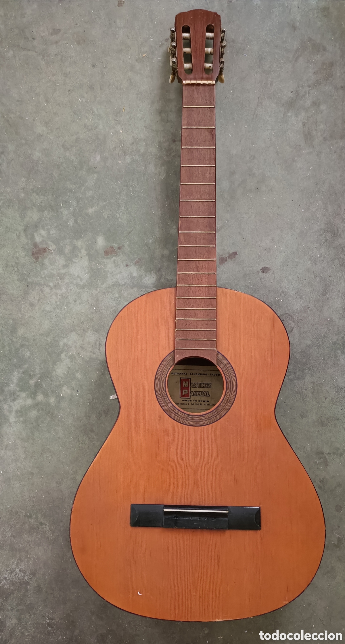 Instrumentos musicales: Guitarra Martinez Pascual deteriorada