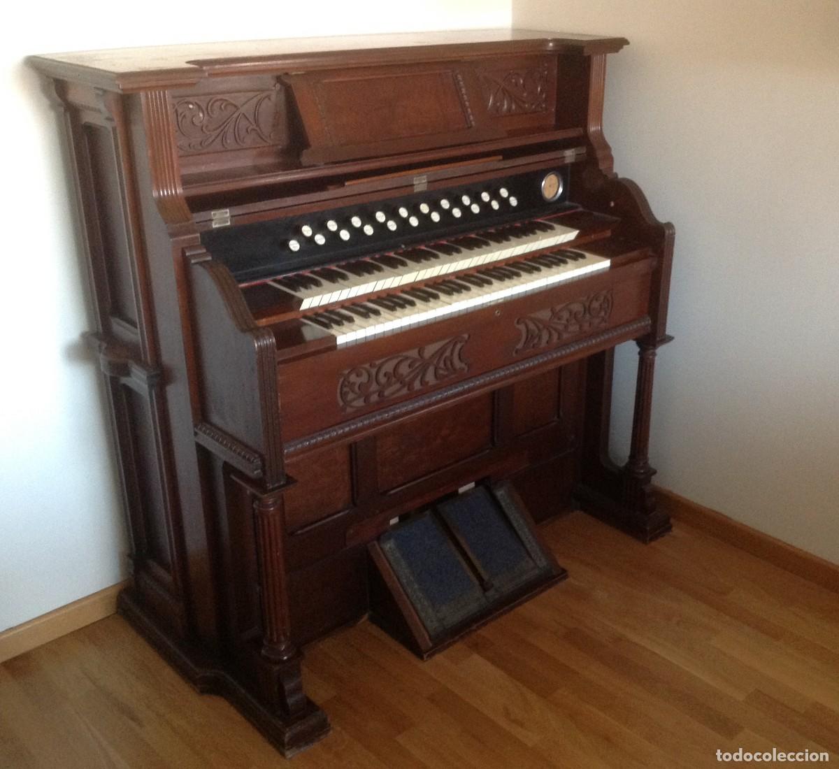 Instrumentos musicales: Antiguo armonio, harmonium u &oacute;rgano expresivo de dos teclados y 21 registros, ca. 1900