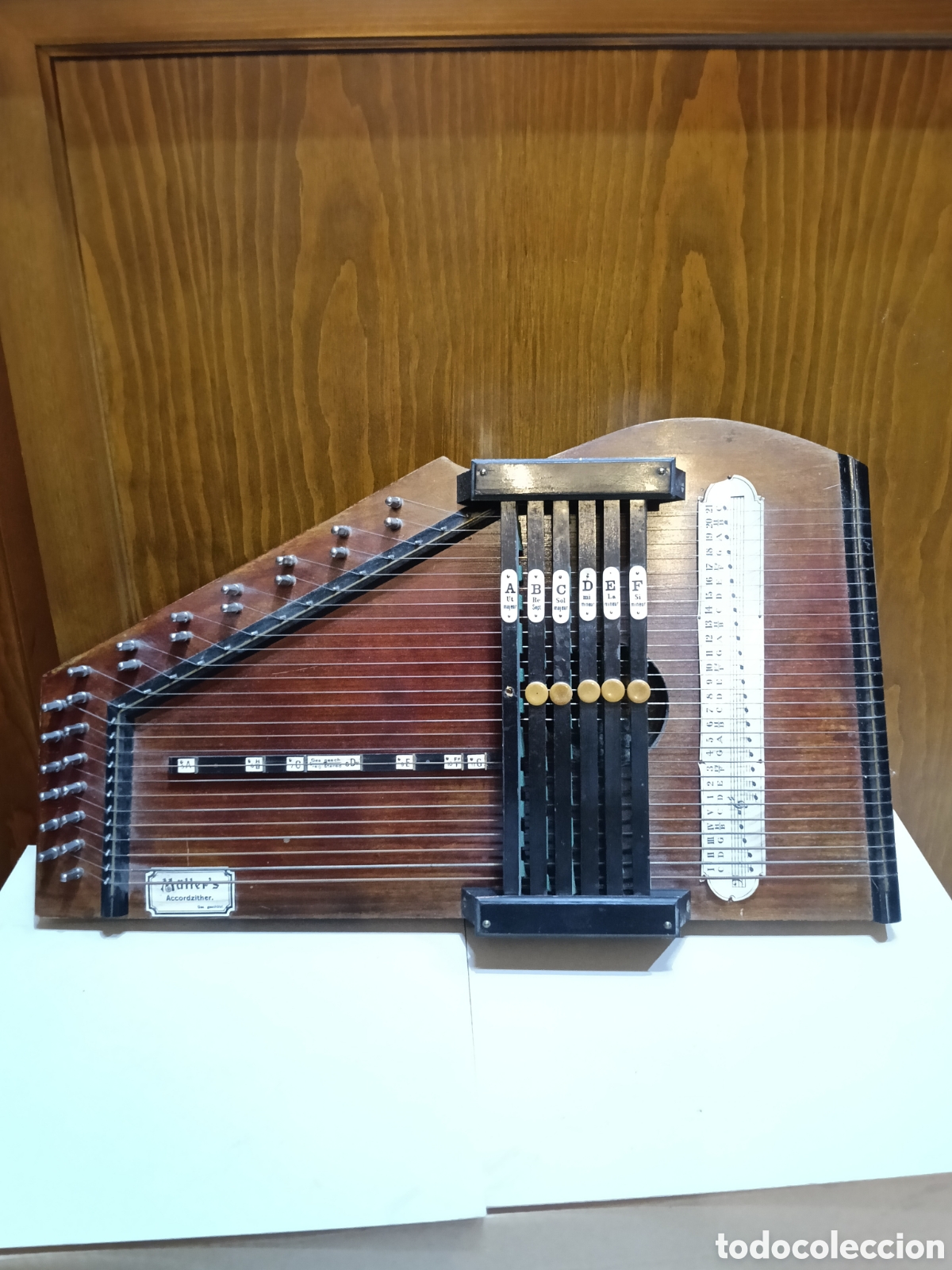 Instrumentos musicales: Citar&aacute; marca Muller,s, com mecanismo de acordes