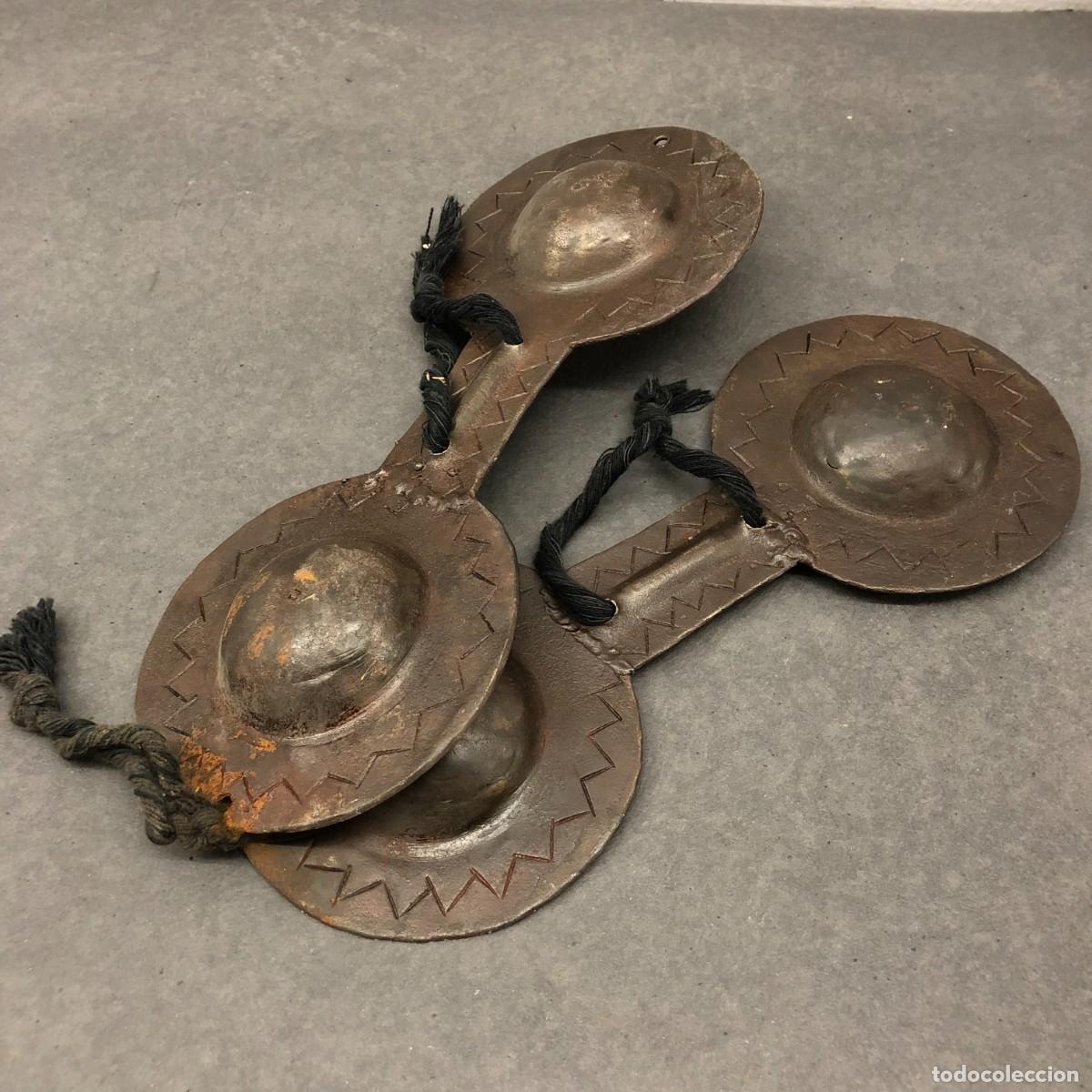 Instrumentos musicales: QRAQEB - M&Uacute;SICA GNAWA - INSTRUMENTO TRADICIONAL MARROQU&Iacute; - HIERRO FORJADO - 31 X 12 CM / 1644