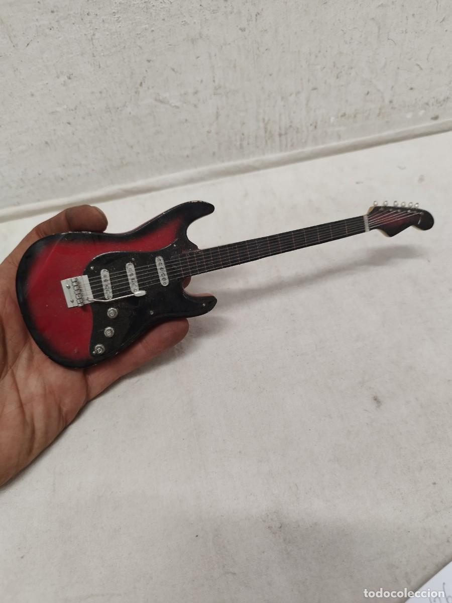 Instrumentos musicales: Miniatura de guitarra de madera. Fender stratocaster.