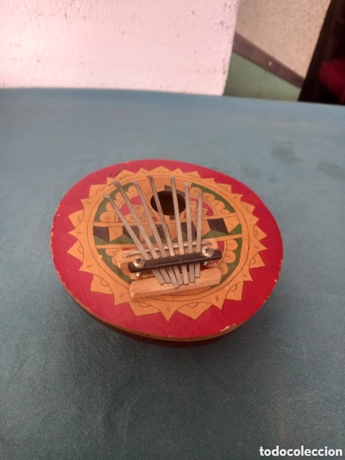 Instrumentos musicales: Instrumento musical &rdquo; Kalimba&rdquo;, piano de dedo. Originario de Per&uacute;.