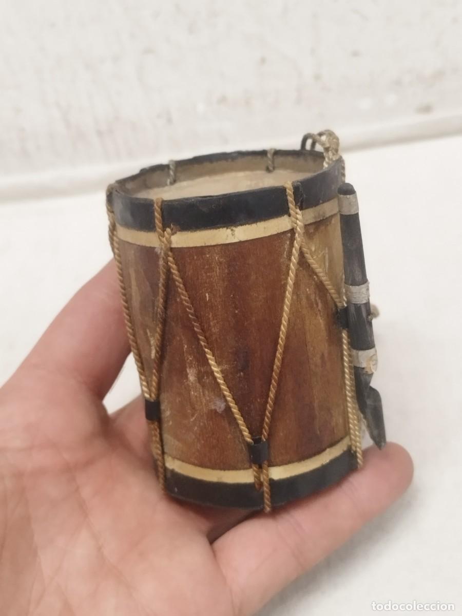 Instrumentos musicales: Antiguo peque&ntilde;o tambor, tamboril artesanal. Instrumento musical percusion.
