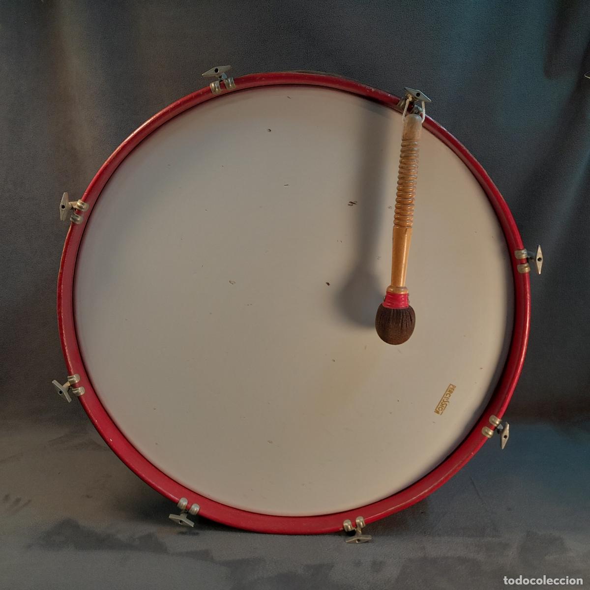 Instrumentos musicales: BOMBO DE PERCUSI&Oacute;N CON MAZA. ESPA&Ntilde;A, MEDIADOS S. XX.