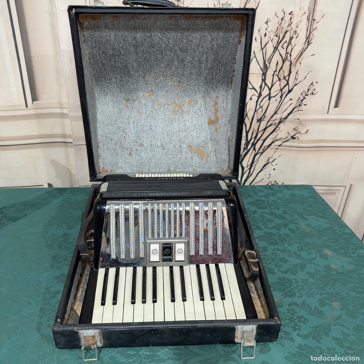 Instrumentos musicales: Acorde&oacute;n Hohner Student IVM de Color Negro con Teclado de Piano.