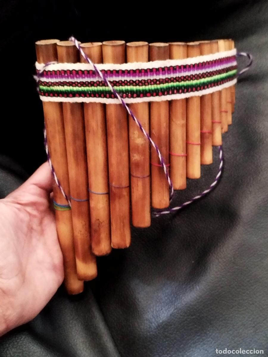 Instrumentos musicales: Zampo&ntilde;a o flauta de pan andina tradicional.