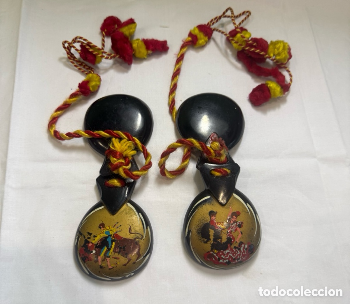 Instrumentos musicales: Pareja de casta&ntilde;uelas antiguas espa&ntilde;olas de madera pintadas a mano &ndash; Motivos taurinos y flamencos