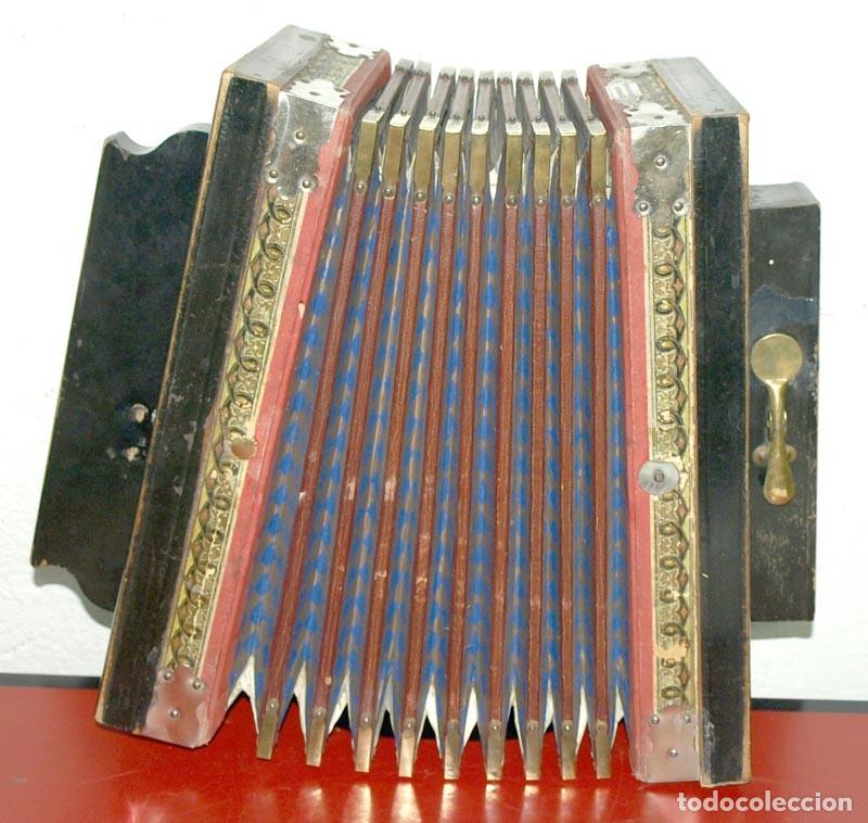 Instrumentos musicales: Acordeon antigua de madera