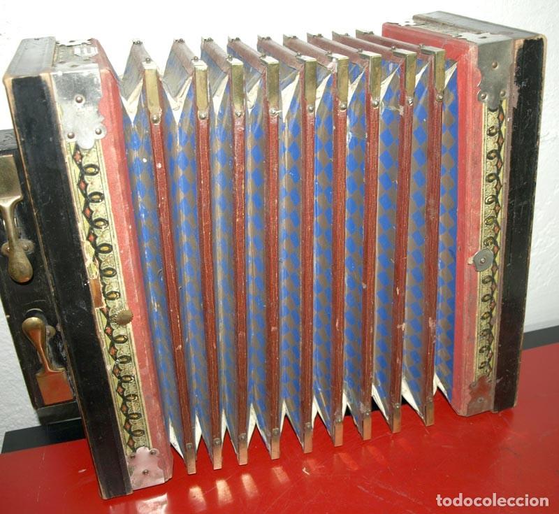 Instrumentos musicales: Acordeon antigua de madera - Foto 2
