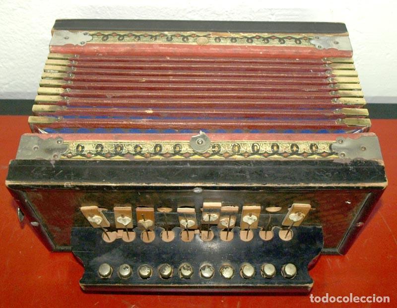 Instrumentos musicales: Acordeon antigua de madera - Foto 3