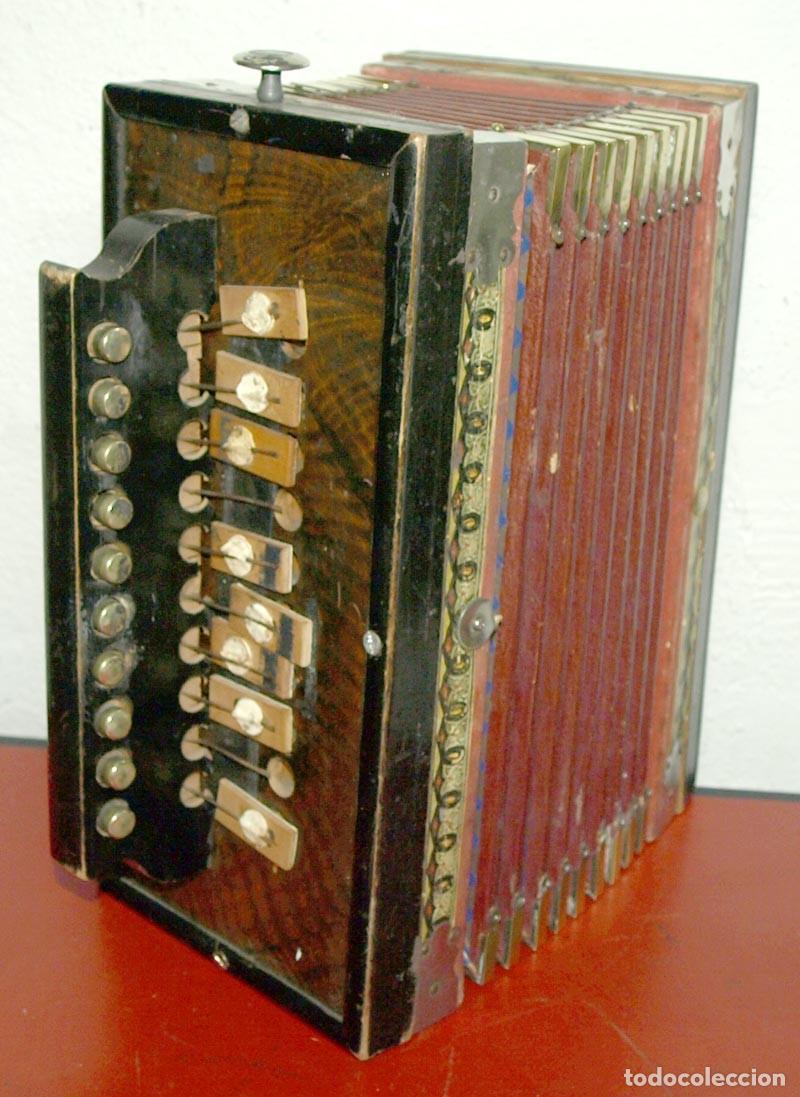 Instrumentos musicales: Acordeon antigua de madera - Foto 6