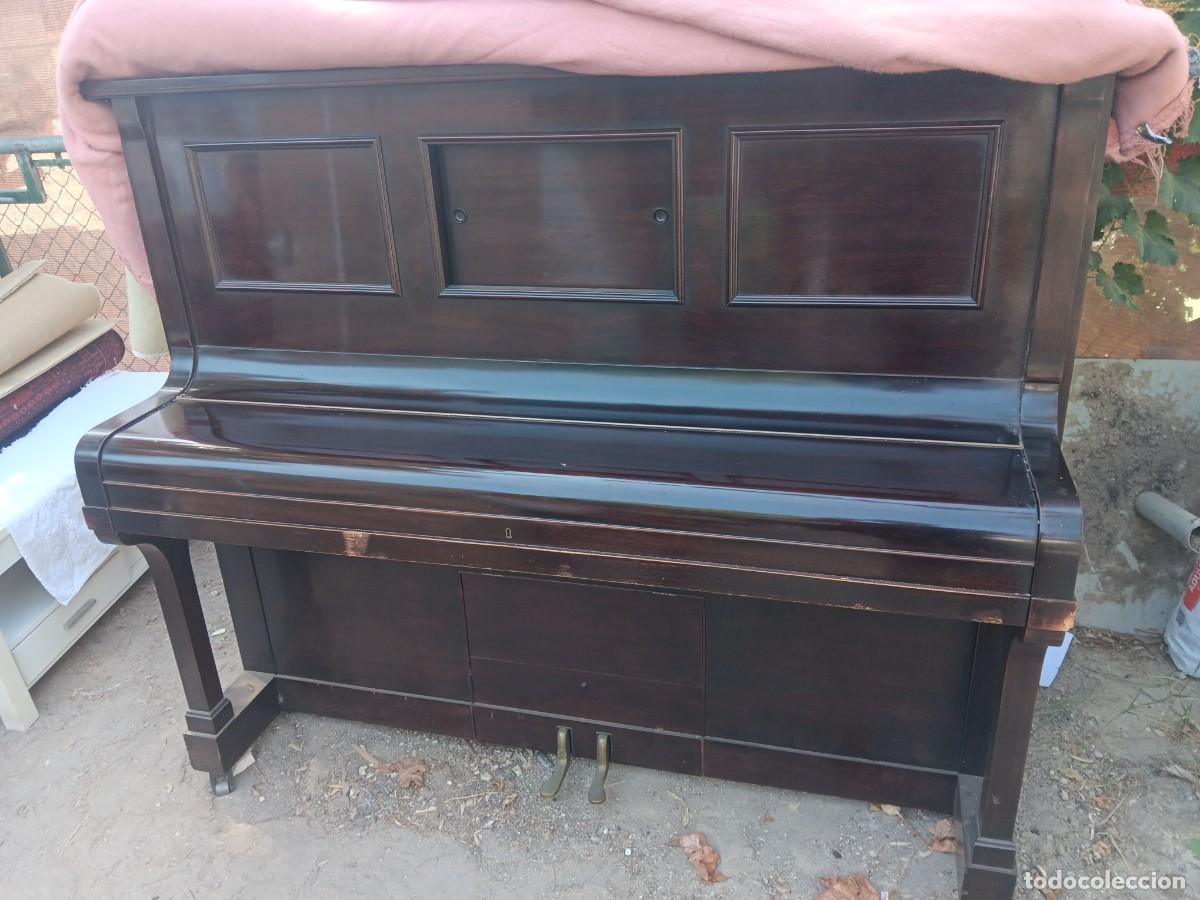 Instrumentos musicales: piano vertical antiguo marca Steck &rdquo;Pianola&rdquo; con acabado de madera oscura pulida.Pianola: El t&eacute;rmino