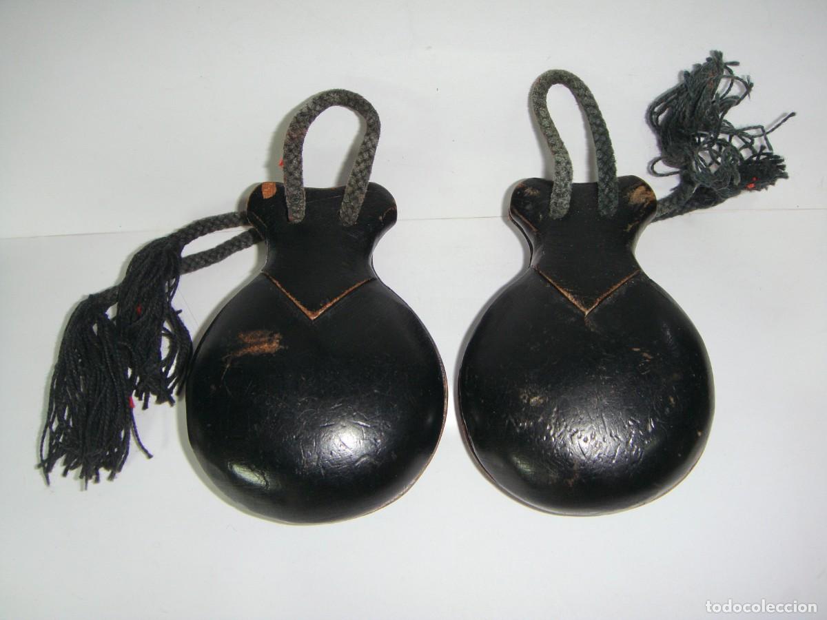 Strumenti musicali: Pareja de casta&ntilde;uelas espa&ntilde;olas &middot; Madera ebonizada &middot; Ca. 1960&ndash;1980 &middot; 8 &times; 6 cm