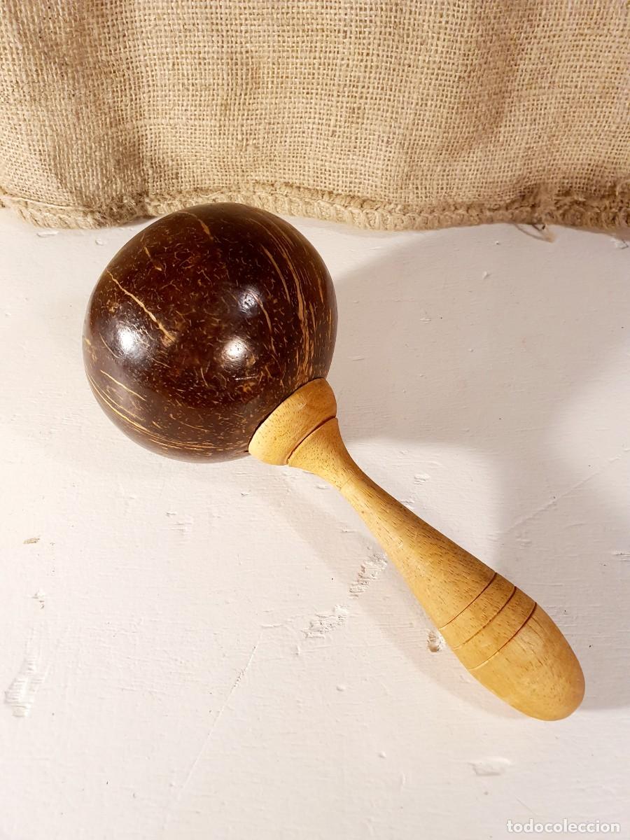 Instrumentos musicales: Antigua maraca de coco.