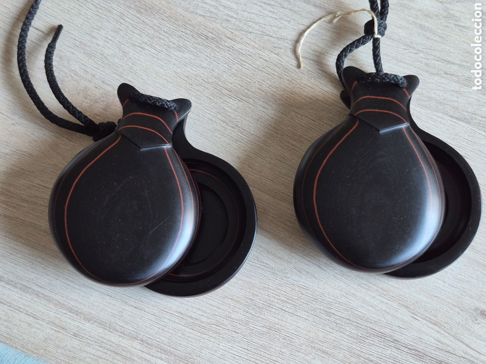 Instrumentos musicales: Casta&ntilde;uelas del Sur Fibra Negra Veteada en Rojo - 10 x 7 cm. - Grandes - EXCELENTES - Sin Usar .