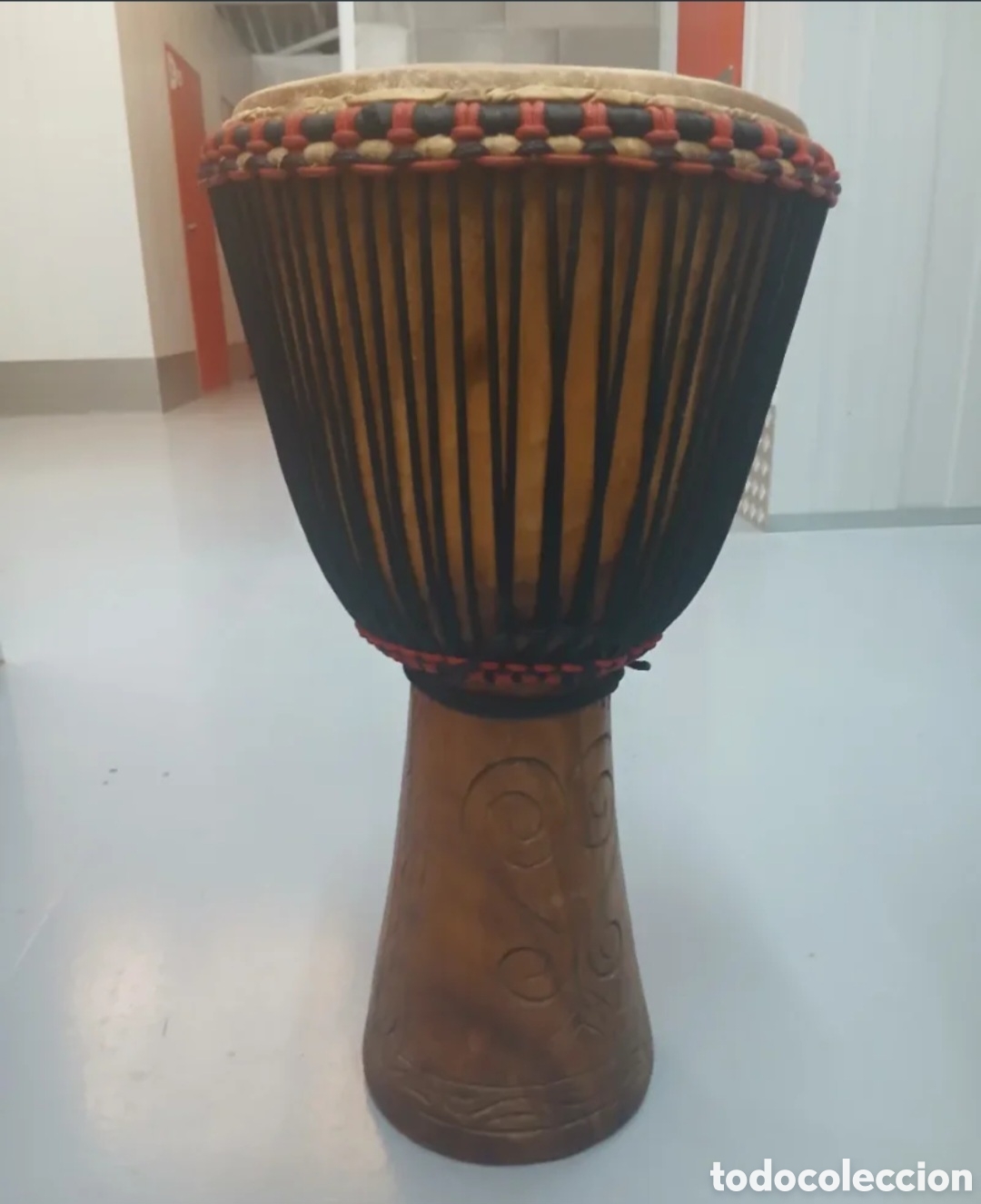 Instrumentos Musicais: Djembe tensado a mano y tallado en madera