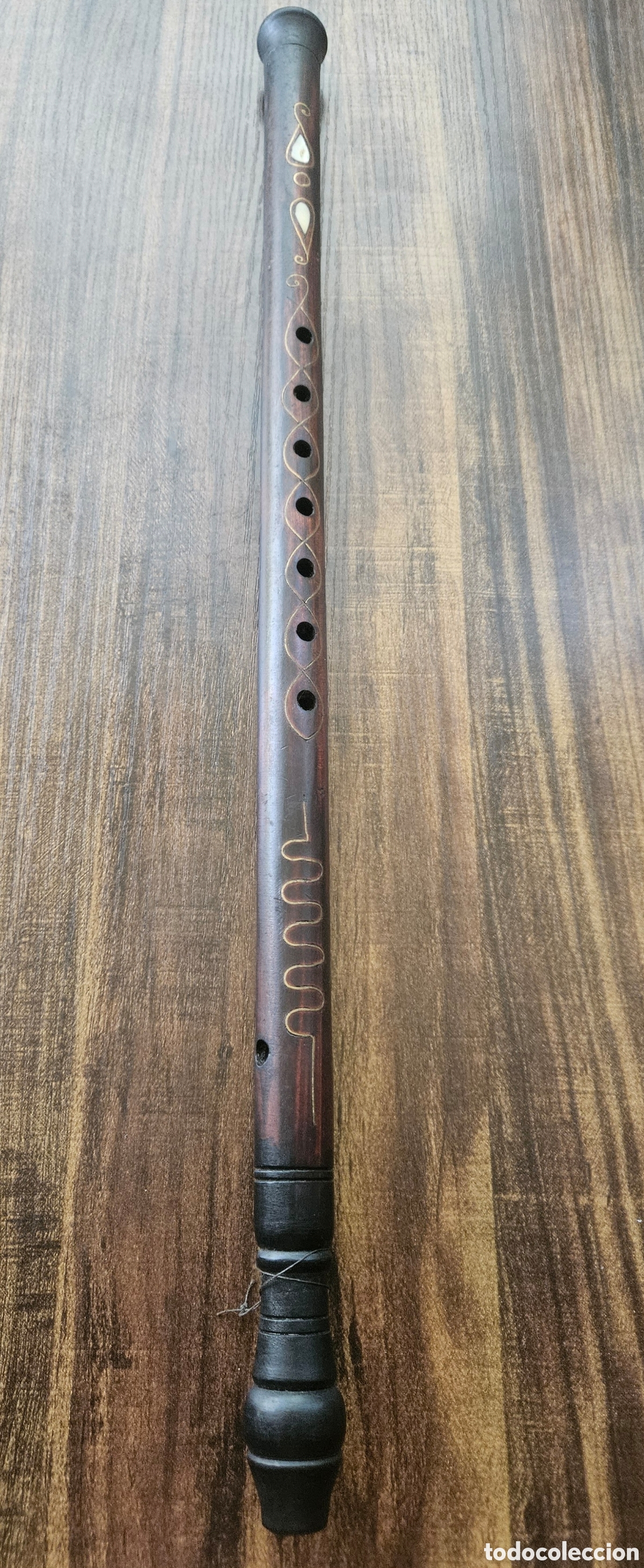 Strumenti musicali: Flauta artesanal de madera noble tallada - Incrustaciones de n&aacute;car y grabado dorado (54 cm)