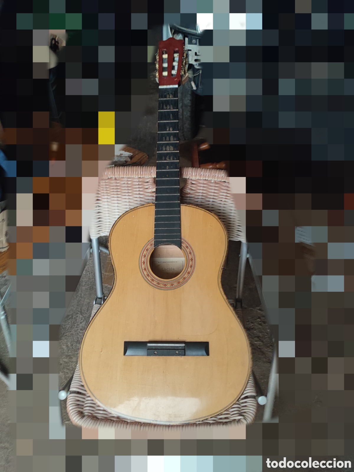 Instruments Musicaux: Antigua guitarra marca l&uacute;cida