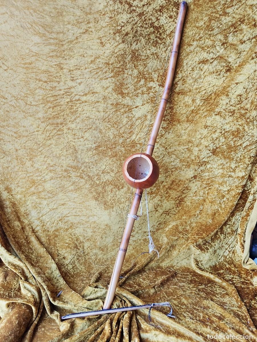 Instrumentos musicales: Magn&iacute;fico rabel muy primitivo -creo centroafricano- consistente en una calabaza que se desplaza a lo