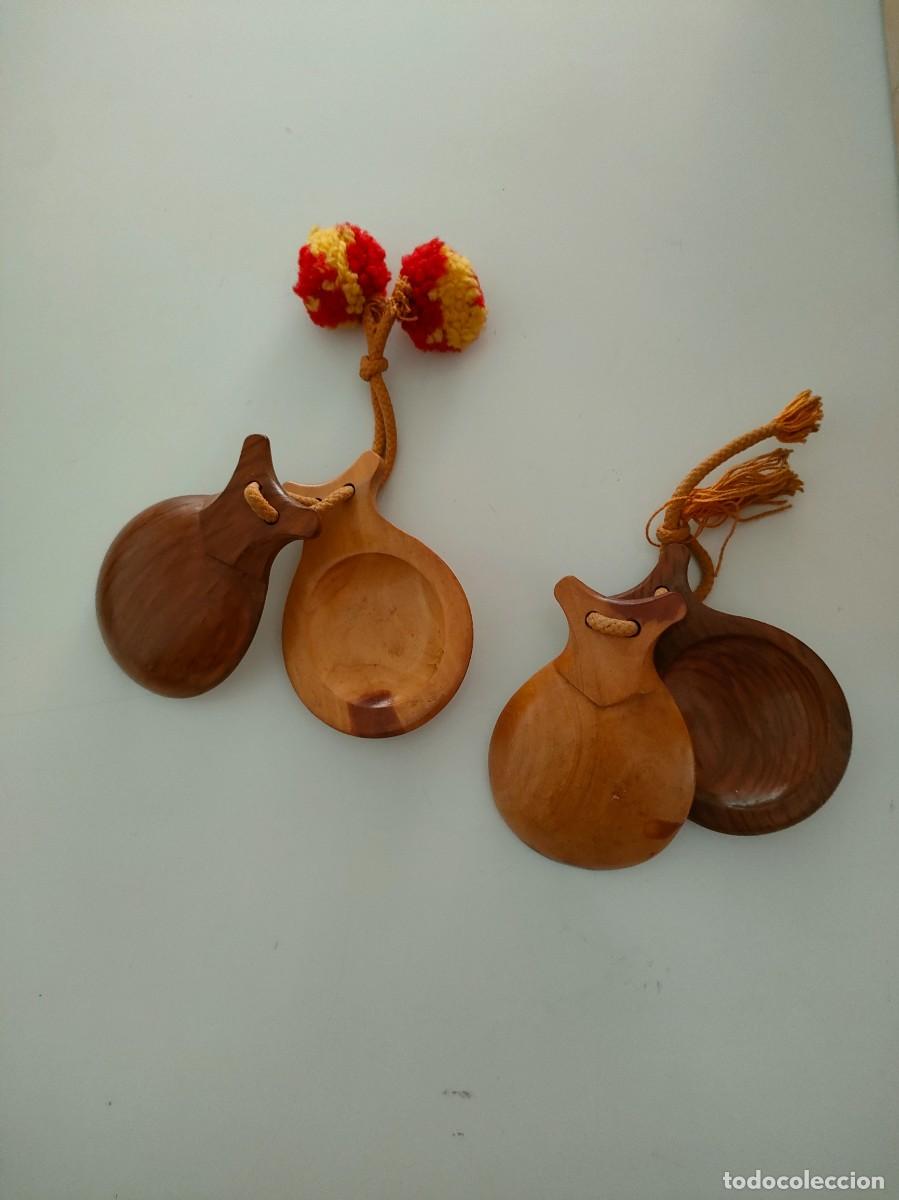 Instrumentos musicales: Pareja de casta&ntilde;uelas antiguas en perfecto estado