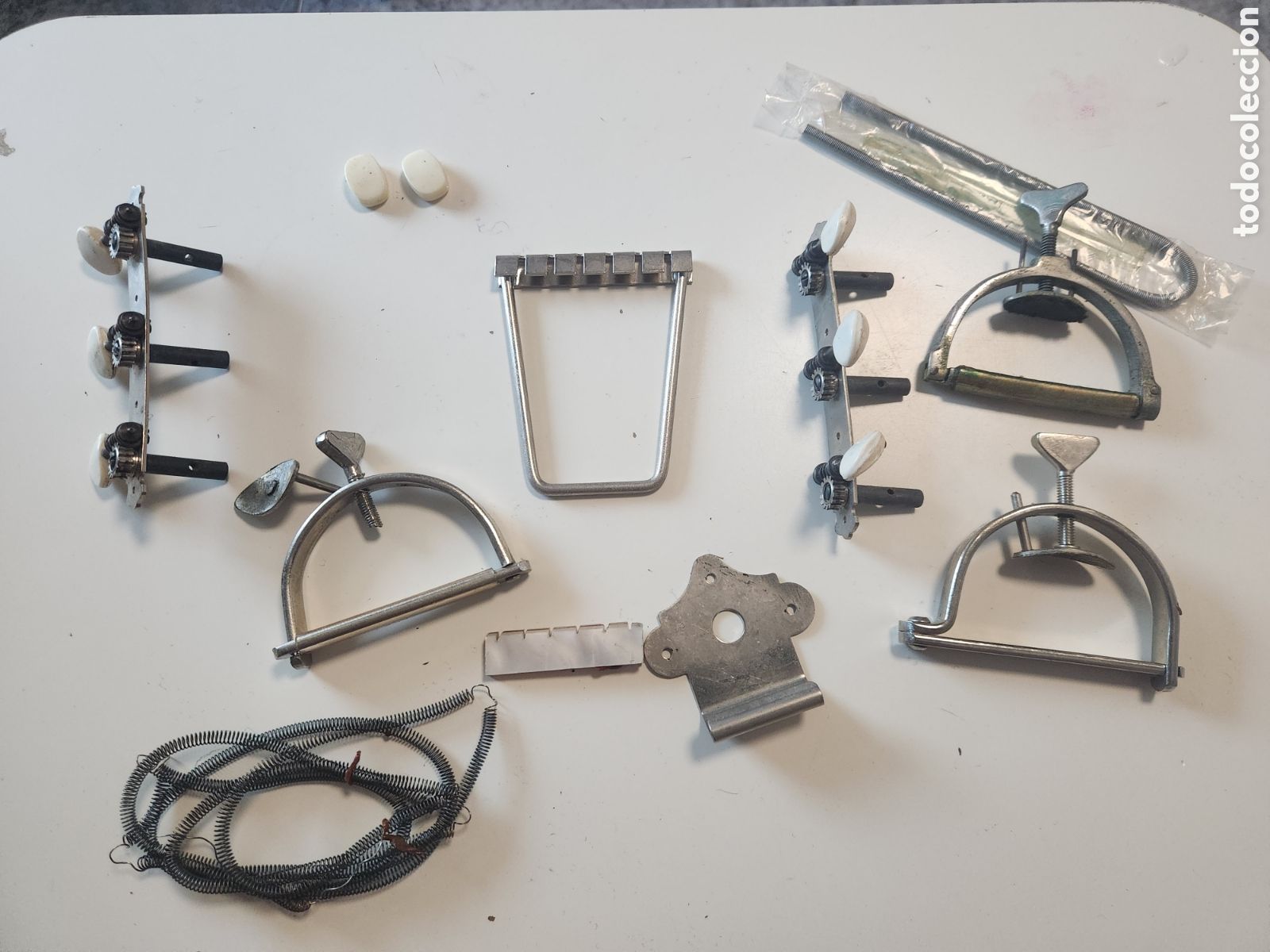 Instrumentos musicales: ACCESORIOS PARA GUITARRA, CEJILLAS, CORDAL CLAVIJAS AFINACION.