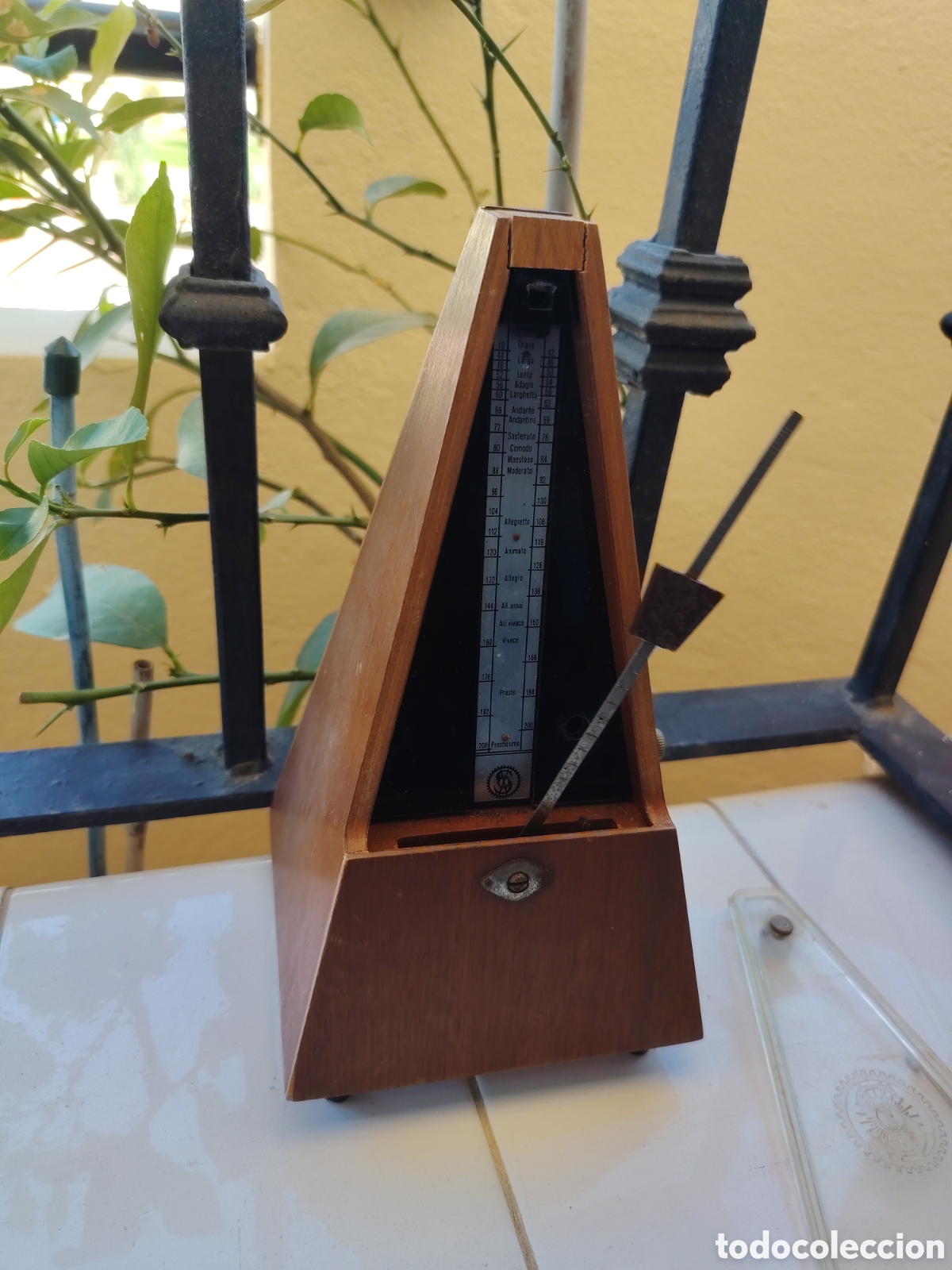 Instrumentos musicales: ANTIGUO METR&Oacute;NOMO DE MADERA A CUERDA - Foto 3