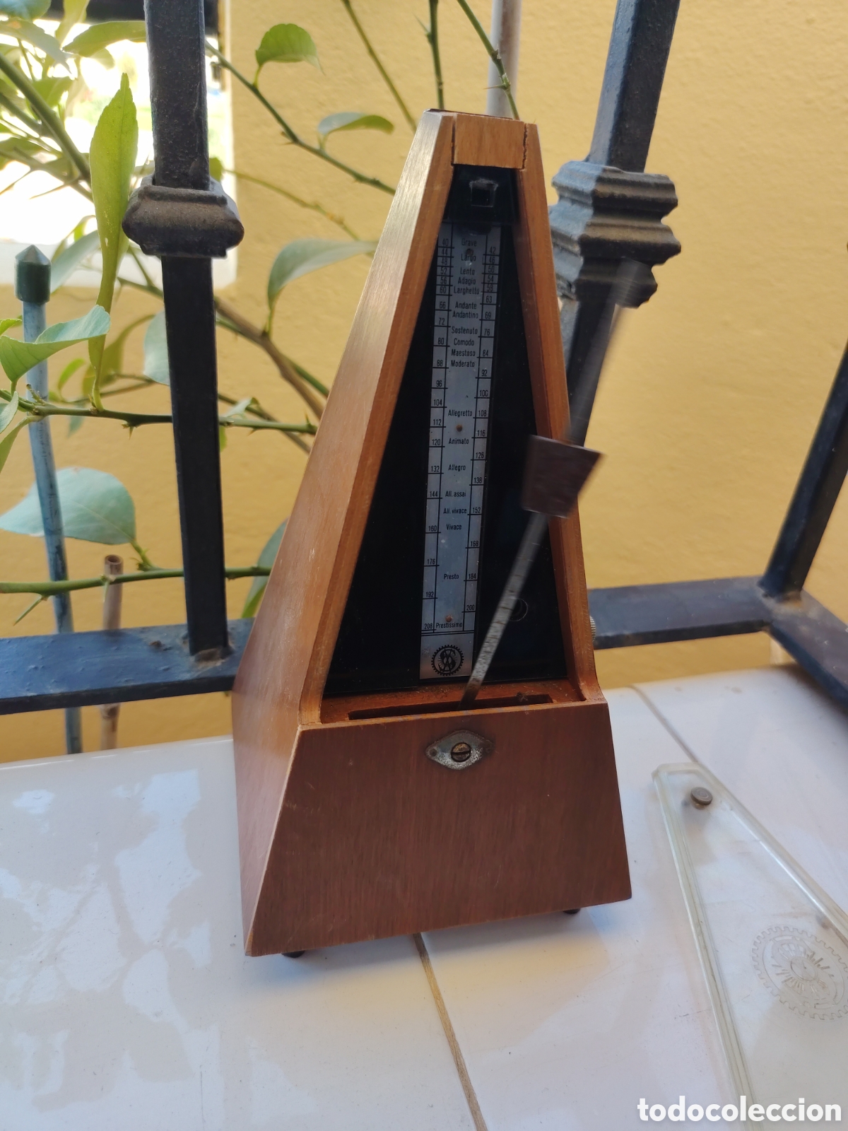 Instrumentos musicales: ANTIGUO METR&Oacute;NOMO DE MADERA A CUERDA