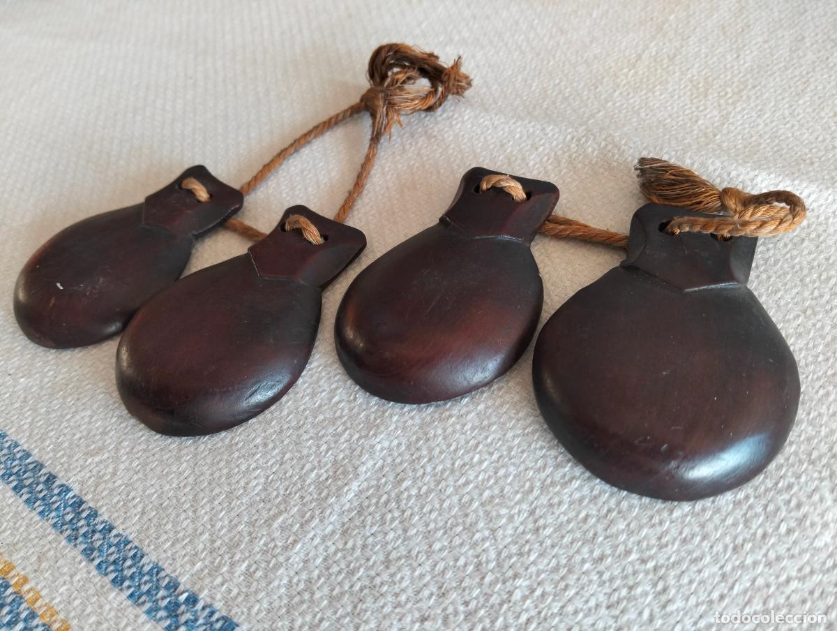 Instrumentos musicales: Lote casta&ntilde;uelas de madera color marr&oacute;n oscuro talladas a mano con cuerda percusi&oacute;n musical a&ntilde;os 50