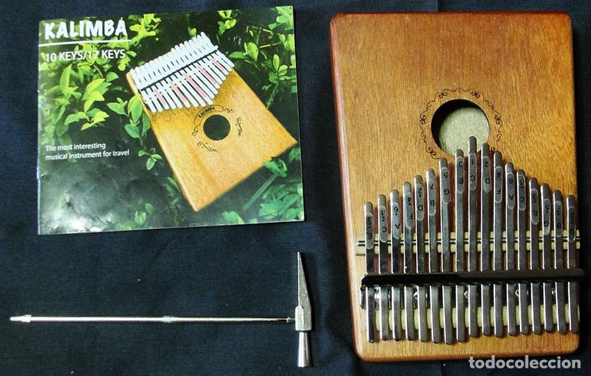 Instrumentos musicales: KALIMBA DE MADERA EN SU ESTUCHE CON INTRUCCIONES Y MARTILLO DE AFINAR -