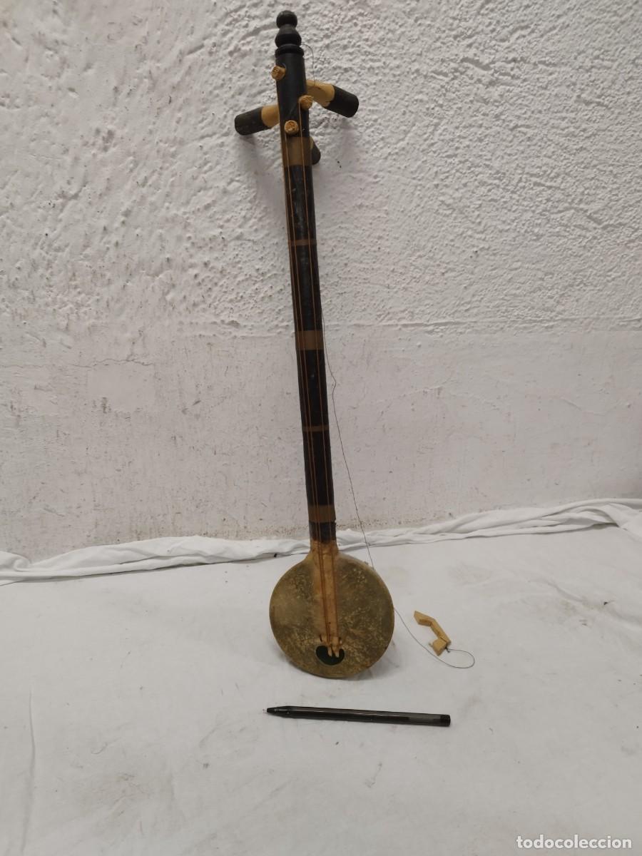 Instrumentos musicales: instrumento musical &eacute;tnico de cuerda frotada o pulsada de tipo tradicional norteafricano. Tipo Laud.