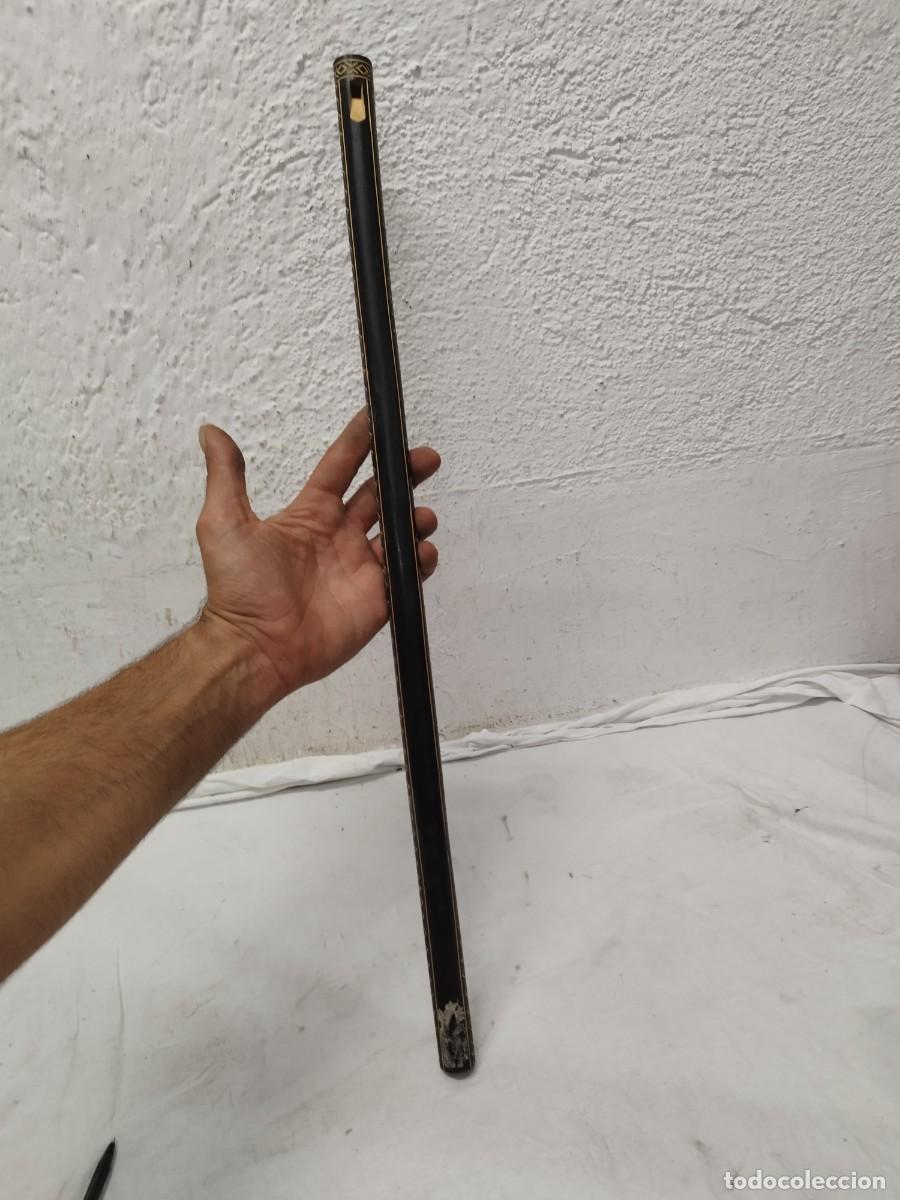Instrumentos musicales: Antigua flauta &eacute;tnica de madera con grabados. A identificar.