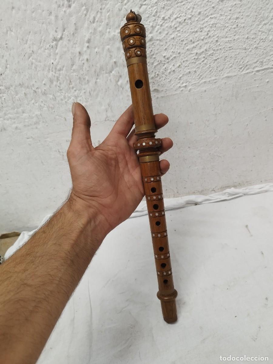 Instrumentos musicales: Antigua flauta &eacute;tnica de Asia del norte o Nepal. Bansuri o basuri de la etnia Newari.