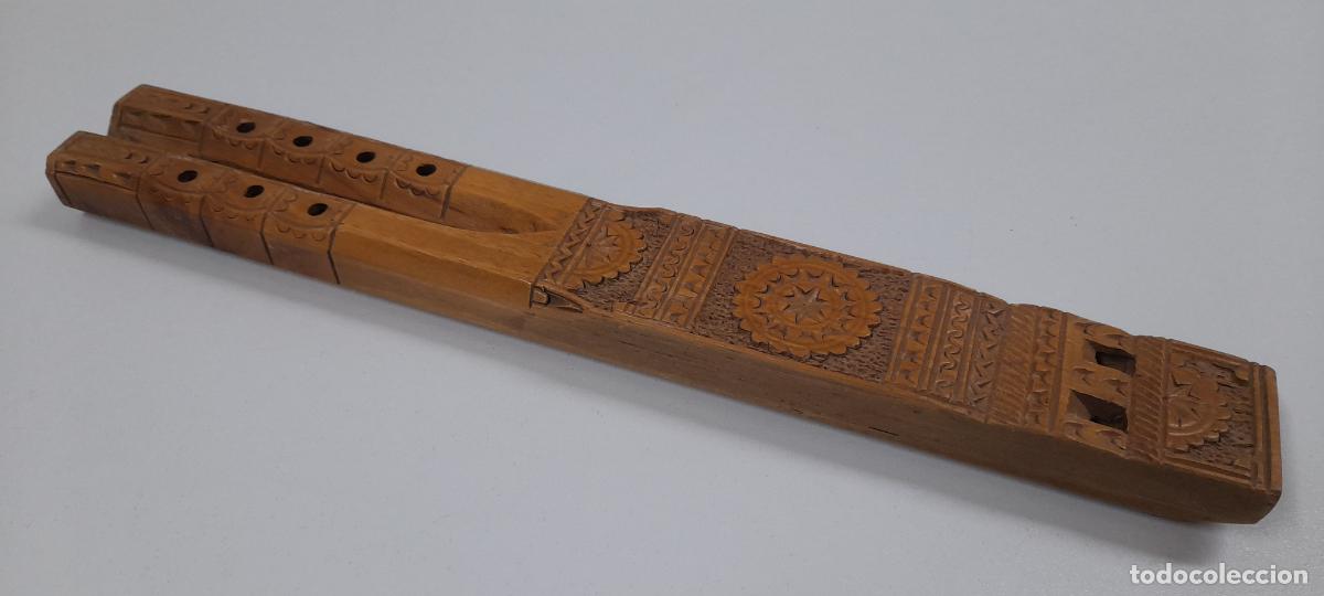 Instrumentos musicales: ANTIGUA Y ORIGINAL FLAUTA DOBLE . ARTE POPULAR / PASTORIL . TRABAJADA Y TALLADA EN MADERA