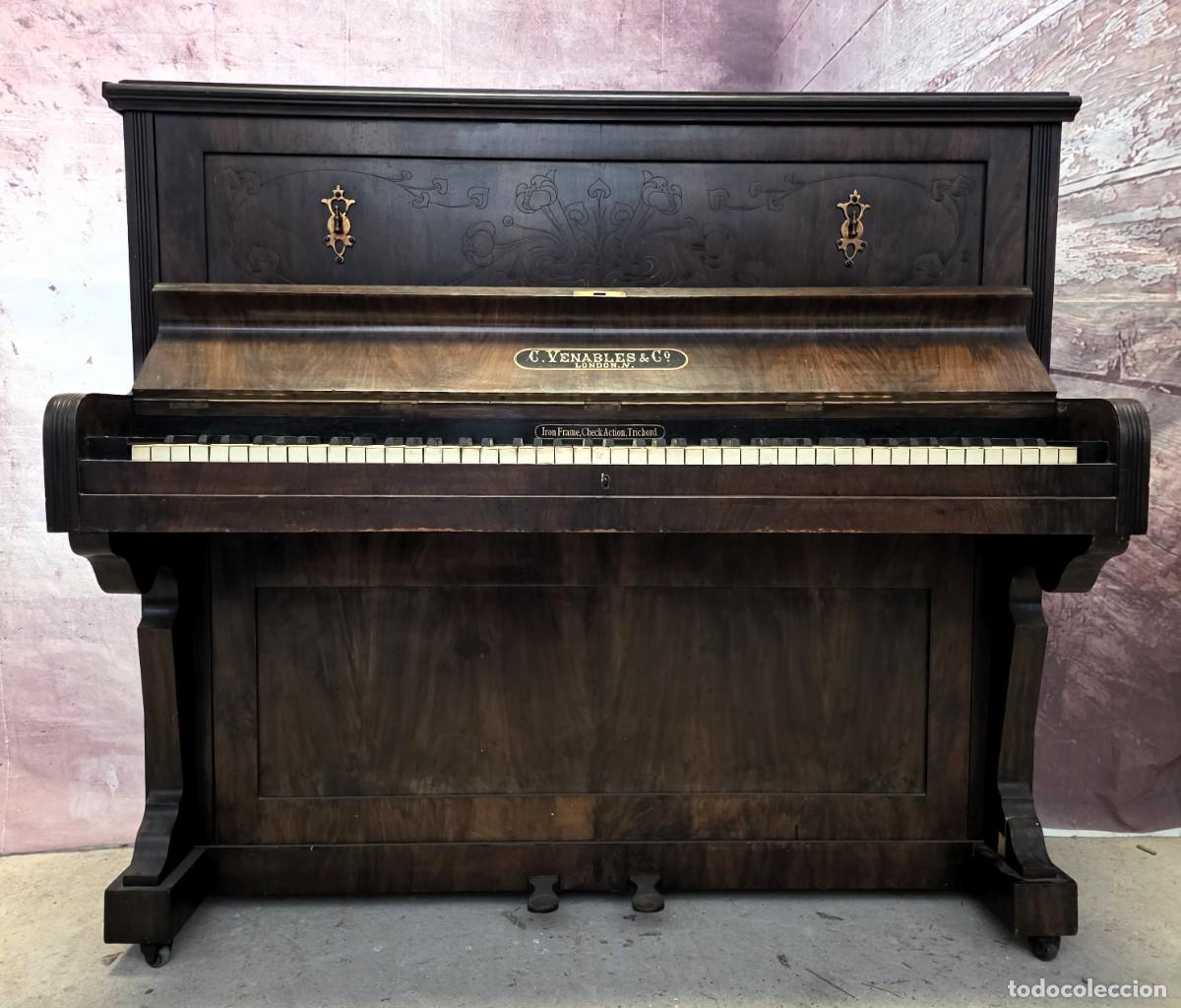 Instrumentos musicales: Piano vertical antiguo de madera oscura con detalles ornamentales, Venables & Co. London